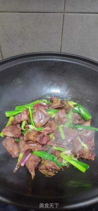 蒜苗爆炒腊鹌鹑的做法步调：8