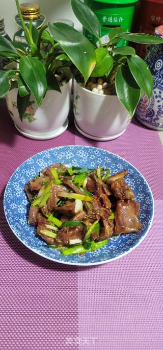 蒜苗爆炒腊鹌鹑的做法步调：10