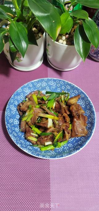 蒜苗爆炒腊鹌鹑的做法步调：9