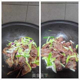 蒜苗爆炒腊鹌鹑的做法步调：6