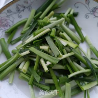 水腿肠炒韭菜的做法步调：2