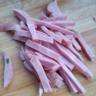 水腿肠炒韭菜的做法步调：1