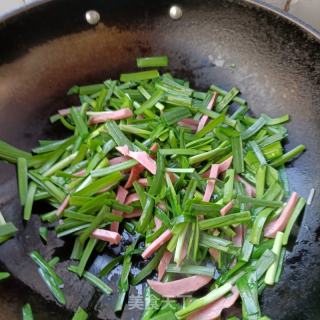 水腿肠炒韭菜的做法步调：6