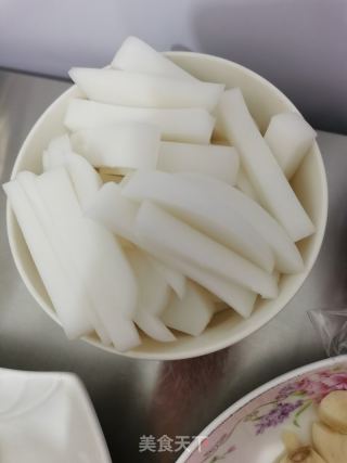 酸菜猪肉炒粉利（年糕）的做法步调：2