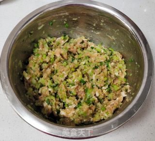 猪肉芹菜蒸饺的做法步调：2