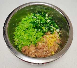 猪肉芹菜蒸饺的做法步调：1