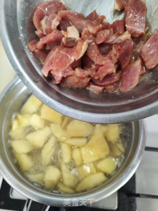 马蹄苹果肉片汤的做法步调：5