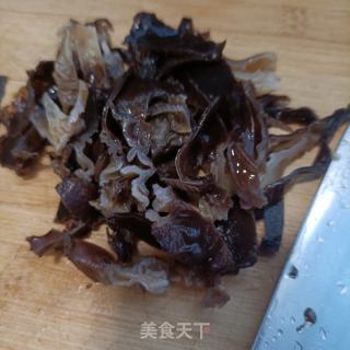 女菜木耳炒黑鸡蛋的做法步调：2