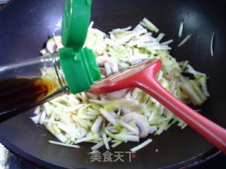 蘑菇炒韭黄的做法步调：6