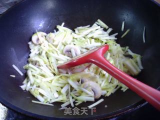 蘑菇炒韭黄的做法步调：5