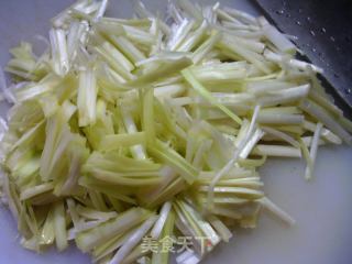 蘑菇炒韭黄的做法步调：2