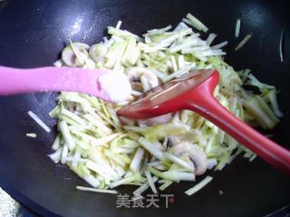 蘑菇炒韭黄的做法步调：7
