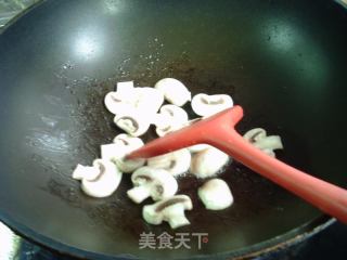 蘑菇炒韭黄的做法步调：4