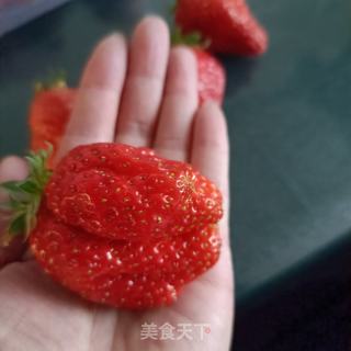 蜂蜜刺梨汁浸草莓的做法步调：1
