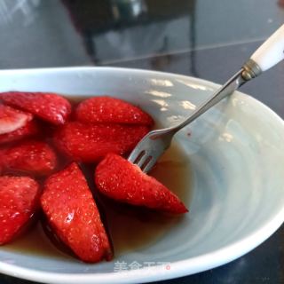 蜂蜜刺梨汁浸草莓的做法步调：10