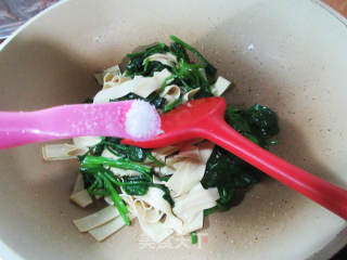 菠菜炒千张条的做法步调：9