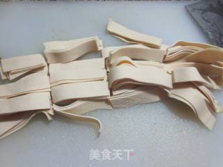 菠菜炒千张条的做法步调：3