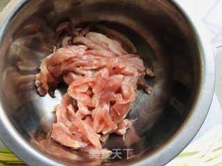 蒜黄炒肉丝的做法步调：1