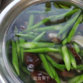 粗肉喷鼻菇炒芦笋的做法步调：7