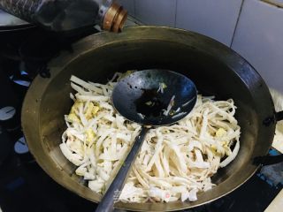 鸡蛋绿芽菜炒饼的做法步调：9
