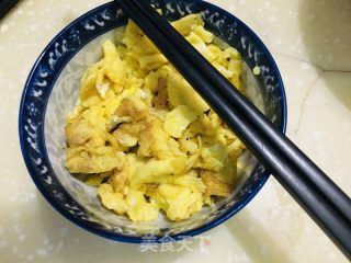鸡蛋绿芽菜炒饼的做法步调：5