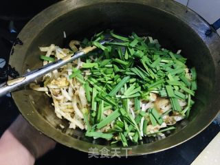 鸡蛋绿芽菜炒饼的做法步调：11