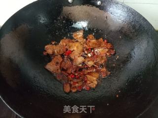 老干妈炒五花肉的做法步调：5