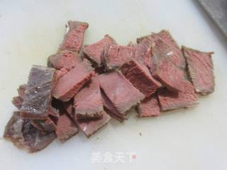 乌木耳牛肉炒菜梗的做法步调：3