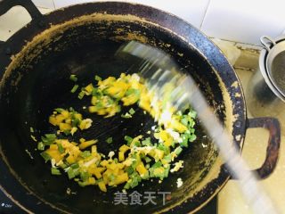 单椒蛋炒饭的做法步调：5