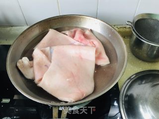 肉皮冻的做法步调：1