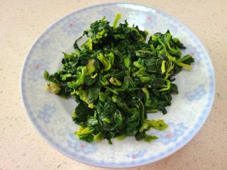 菠菜炒利剑萝卜丝的做法步调：1