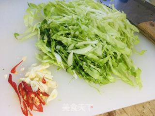 莲花菜鸡蛋炒米粉的做法步调：1