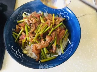 过油肉拌里的做法步调：12