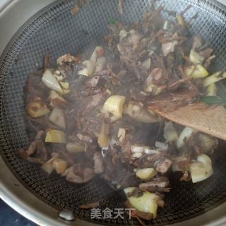 单梅烧雷笋（梅菜梅花肉烧雷笋）的做法步调：9