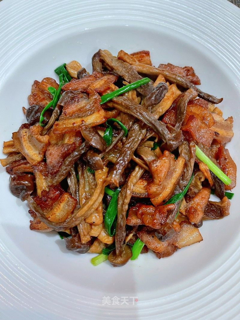 鹿茸菇炒五花肉的做法