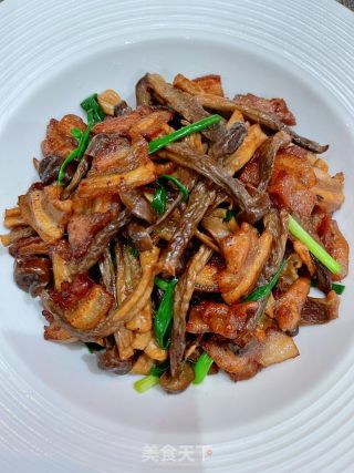鹿茸菇炒五花肉的做法步调：15