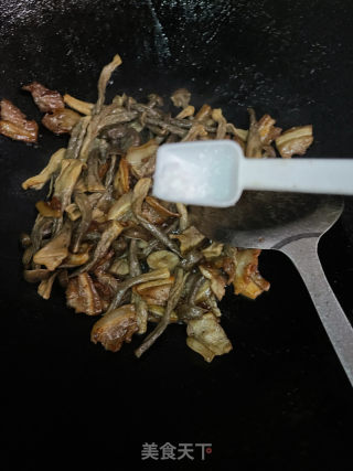 鹿茸菇炒五花肉的做法步调：10