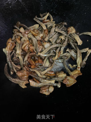 鹿茸菇炒五花肉的做法步调：9
