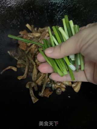鹿茸菇炒五花肉的做法步调：11