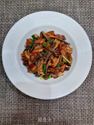 鹿茸菇炒五花肉的做法步调：14