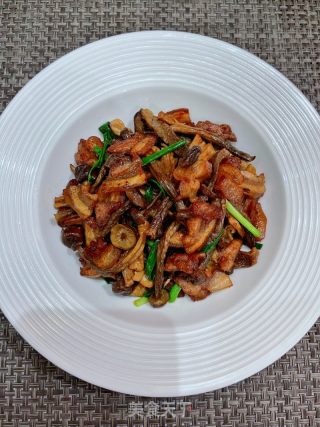 鹿茸菇炒五花肉的做法步调：13