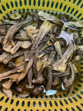 鹿茸菇炒五花肉的做法步调：2