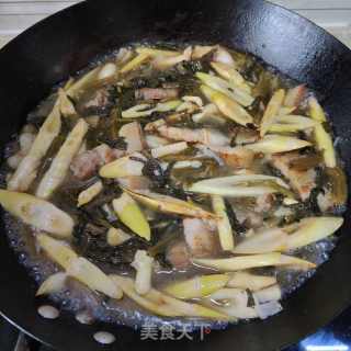 五花肉咸菜苦笋煲的做法步调：10
