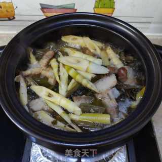 五花肉咸菜苦笋煲的做法步调：11