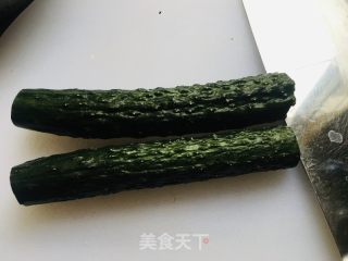 炝拌黄瓜圈的做法步调：1