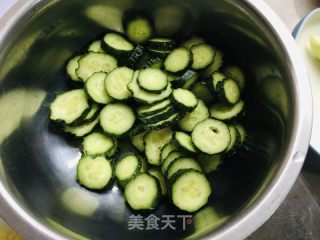 炝拌黄瓜圈的做法步调：2