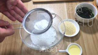 抹茶芝麻薄坚饼，酥酥坚坚，做法简朴，越嚼越喷鼻。的做法步调：3