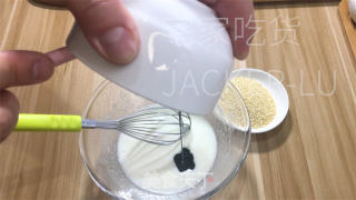 抹茶芝麻薄坚饼，酥酥坚坚，做法简朴，越嚼越喷鼻。的做法步调：5