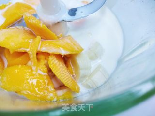 芒果喷鼻蕉奶昔的做法步调：3