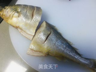 浑蒸黄花鱼的做法步调：1